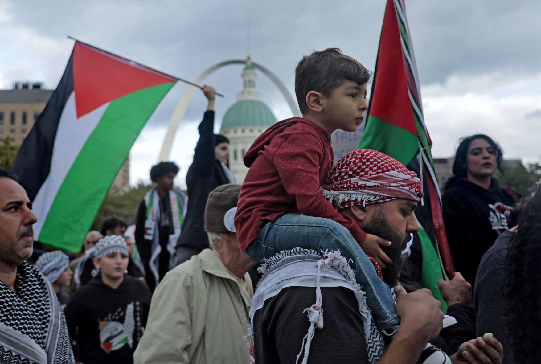 More than 1000 march demanding to end Israel-Hamas War